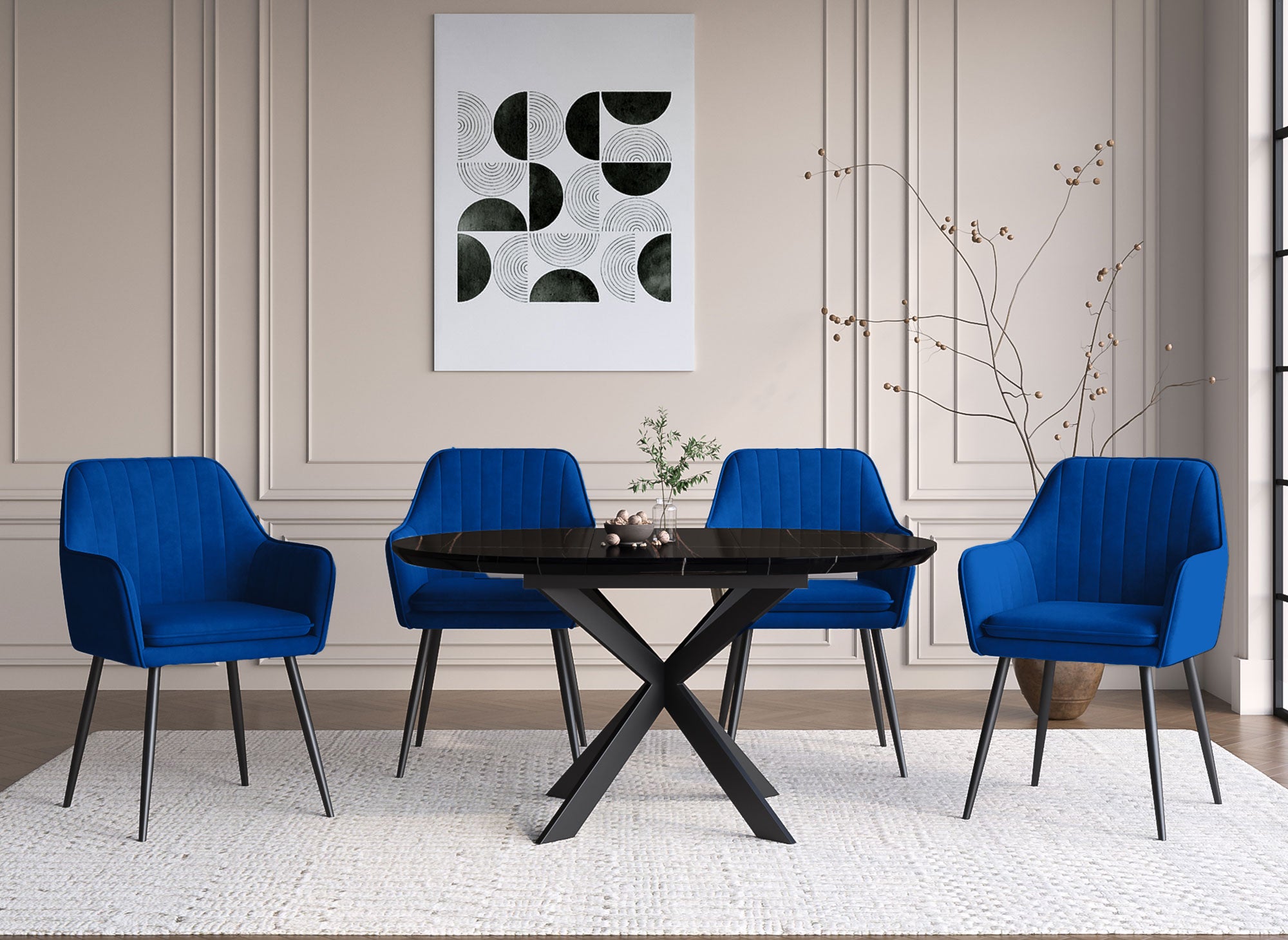 Juego de 2 sillas EDWIGE con reposabrazos de terciopelo azul y patas negras.