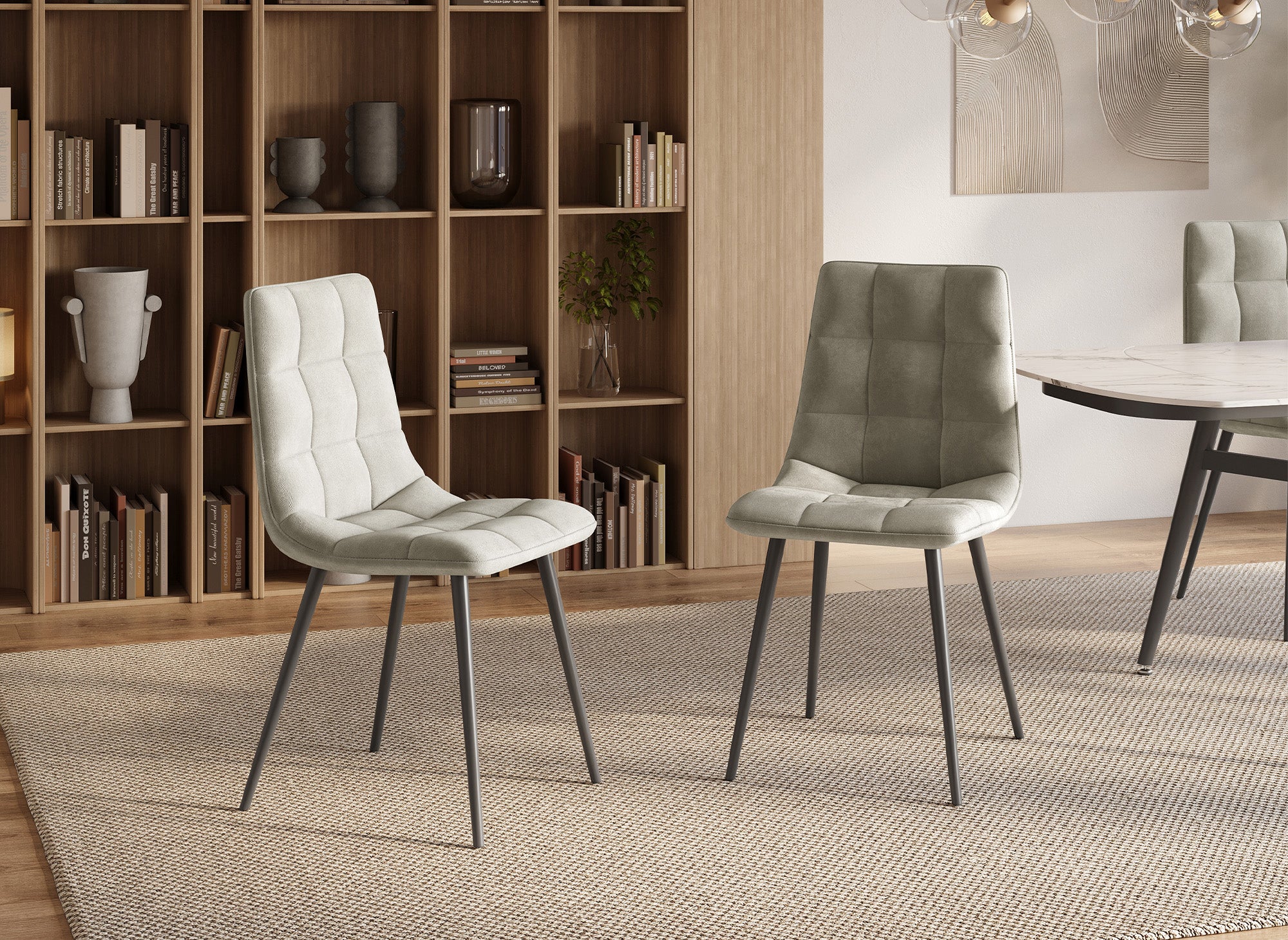 Juego de 4 sillas JEREMI tapizadas en terciopelo beige.