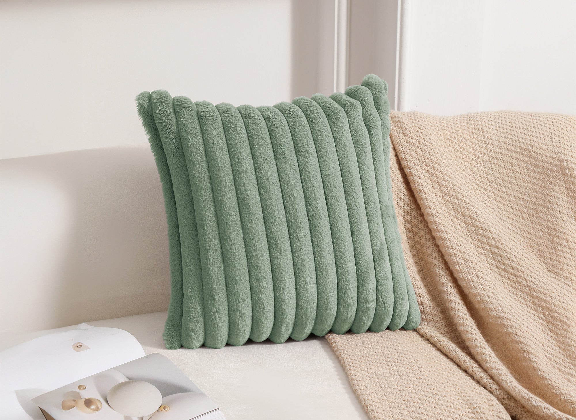 Cojín cuadrado de pana con efecto piel en verde agua, 45x45 cm