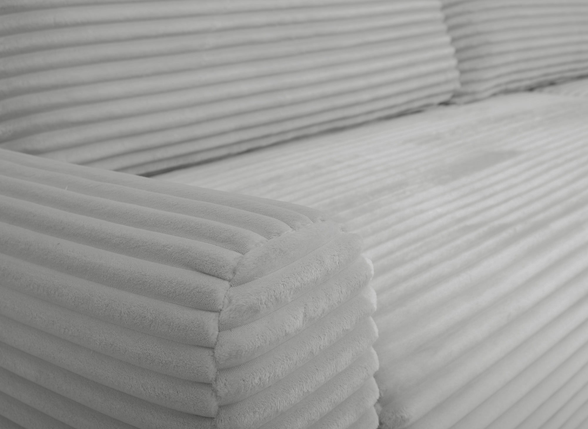 Sofá esquinero reversible y convertible KATIA con almacenaje en pana gruesa gris claro