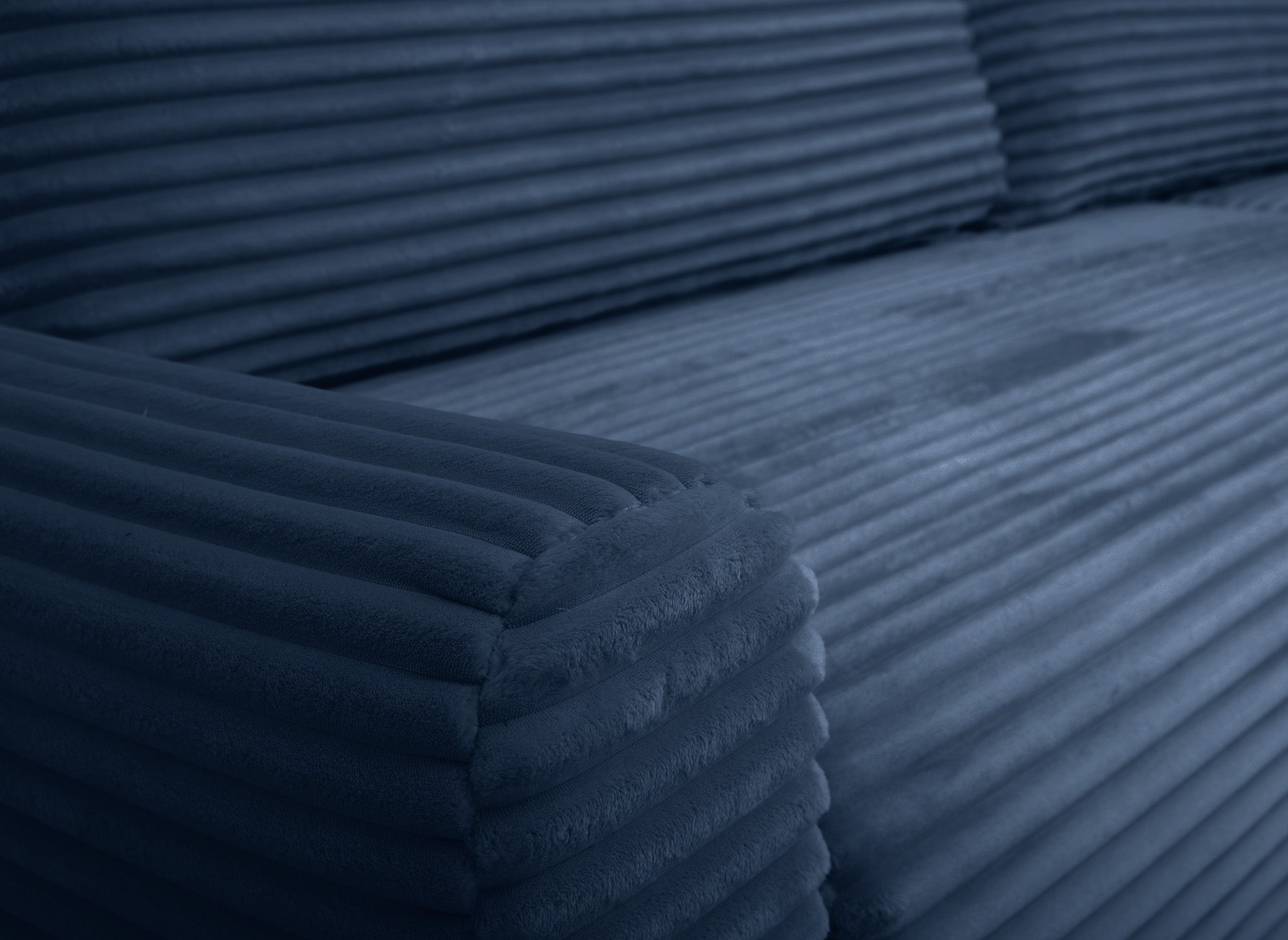 Sofá esquinero reversible y convertible KATIA con almacenaje en pana gruesa azul oscuro