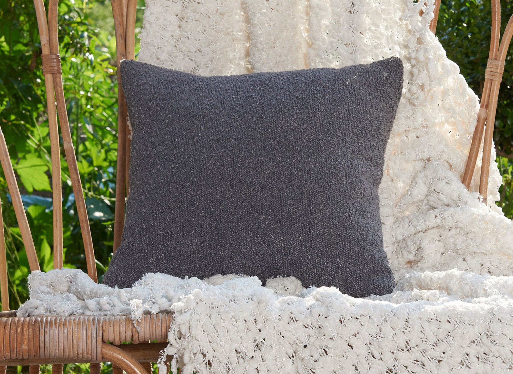 Cojín cuadrado EDEN de 45x45 cm en tejido efecto piel de oveja gris oscuro