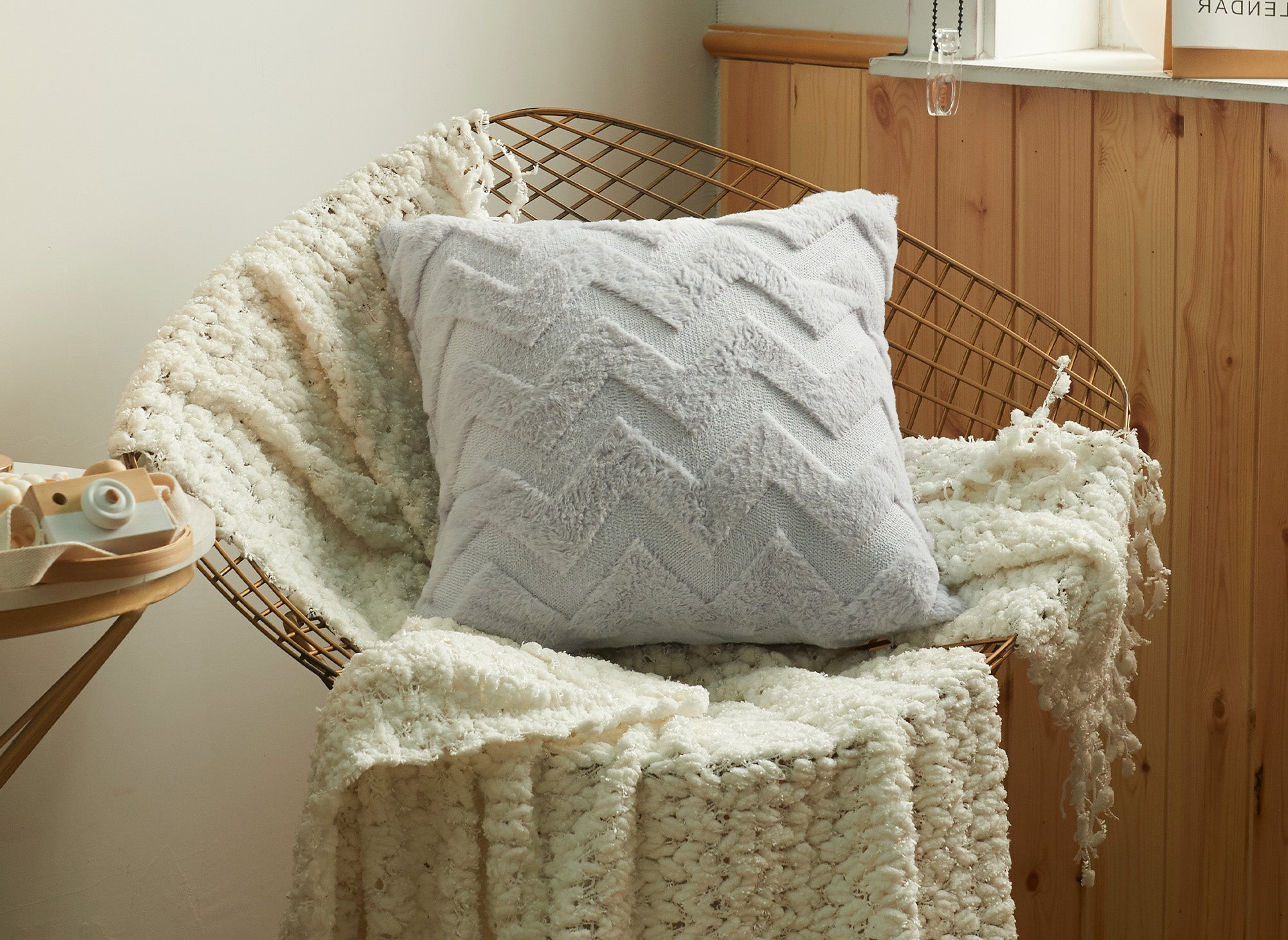 Cojín cuadrado HARRY de 45x45 cm en tela suave con estampado de espiga gris claro