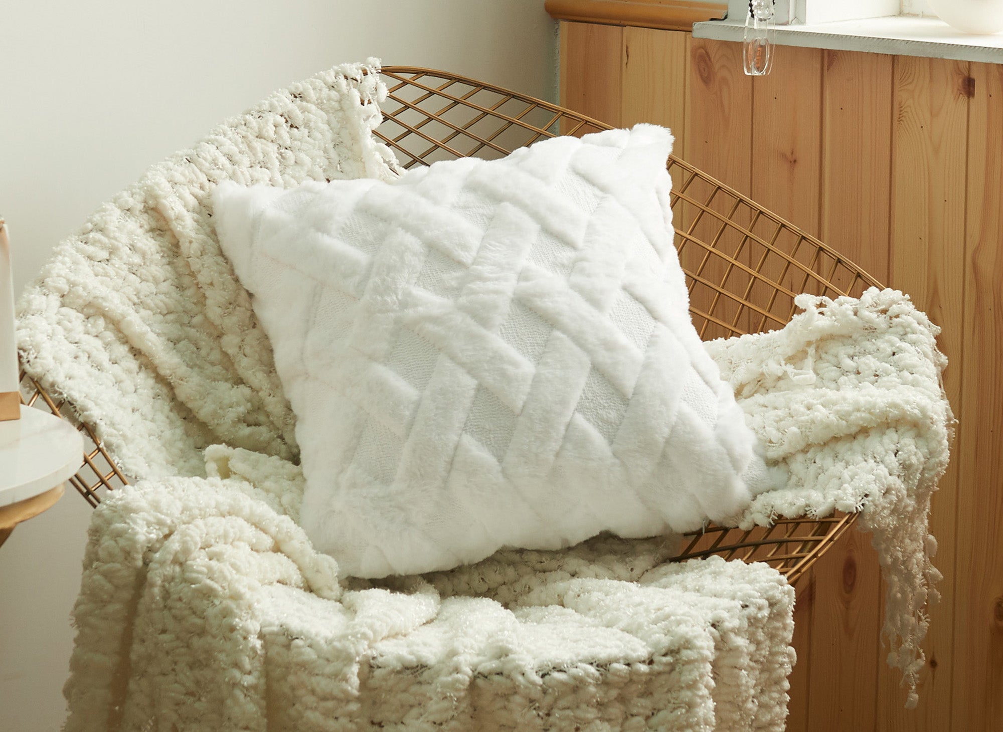 Cojín cuadrado MADALA de 45x45 cm en tejido de pelo con efecto gráfico color blanco roto