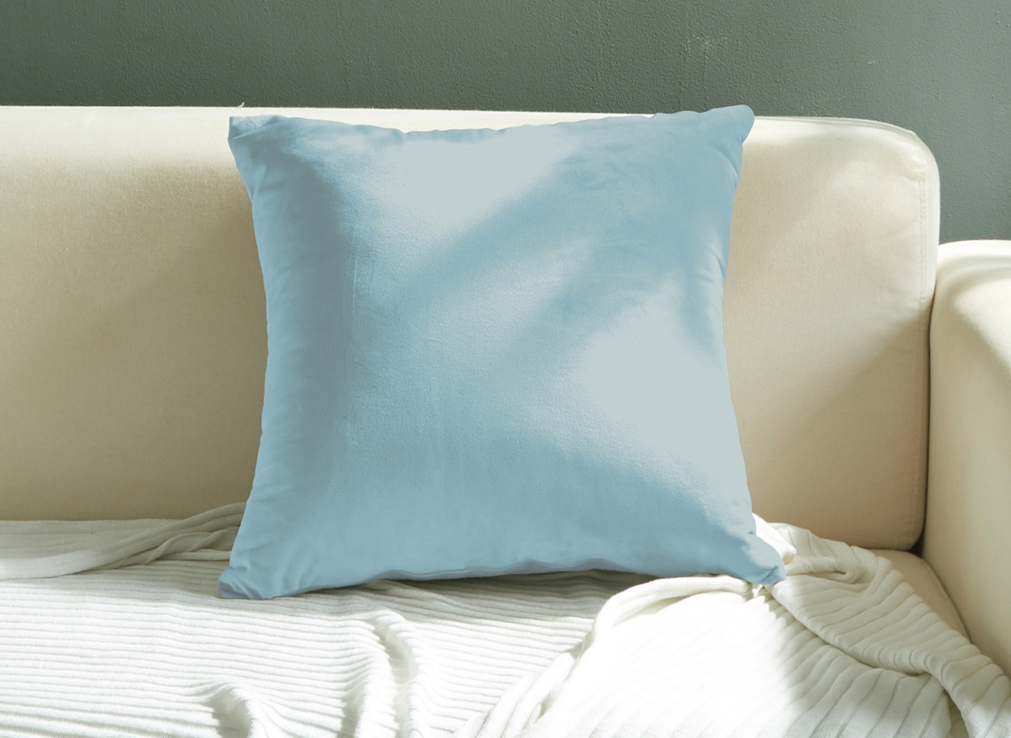 Cojín cuadrado TYGA de 45x45 cm en terciopelo verde claro