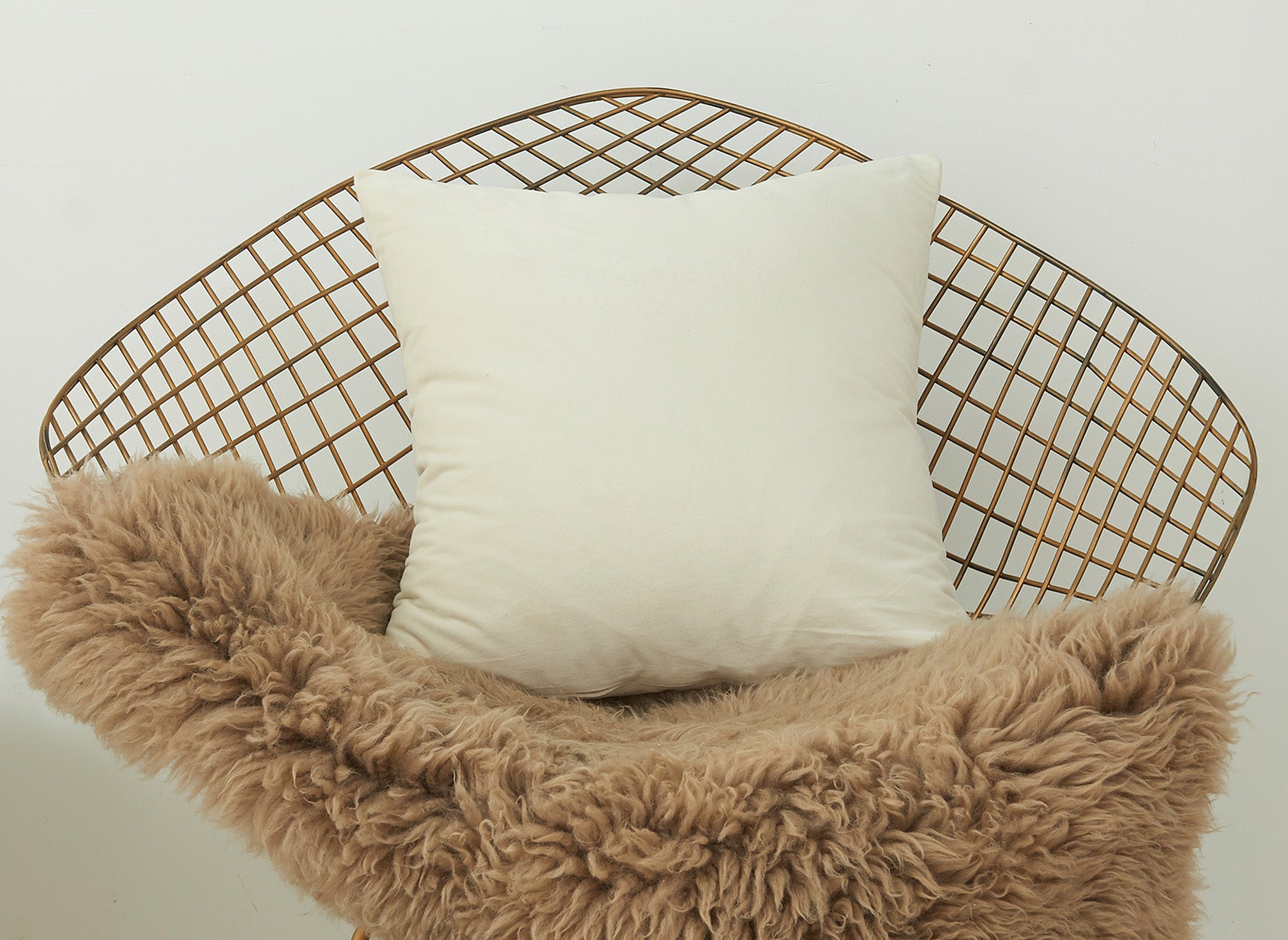 Cojín cuadrado TYGA de 45x45 cm en terciopelo blanco roto