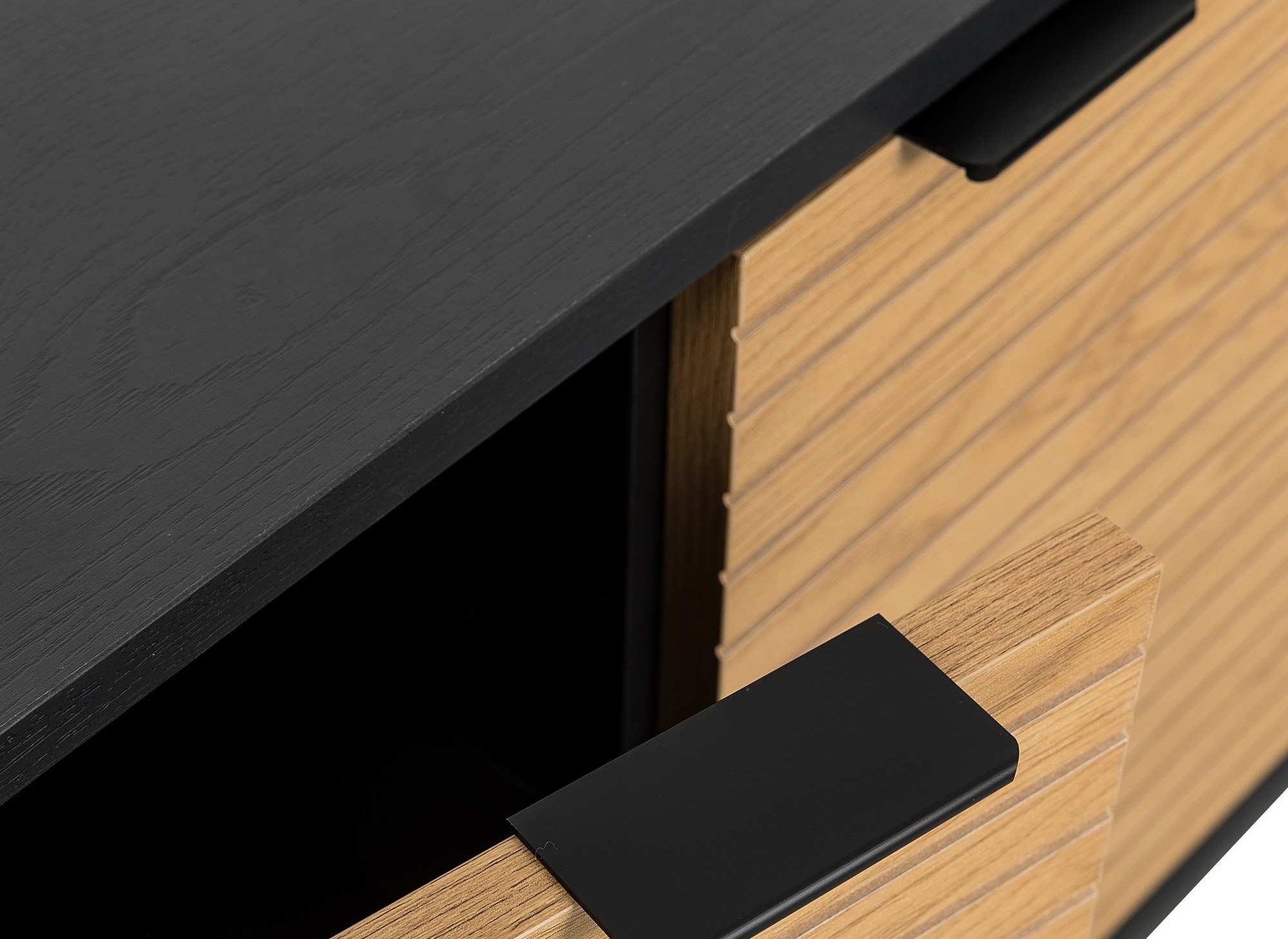 Aparador TISSIA de 3 cajones y 2 puertas en madera clara y metal negro