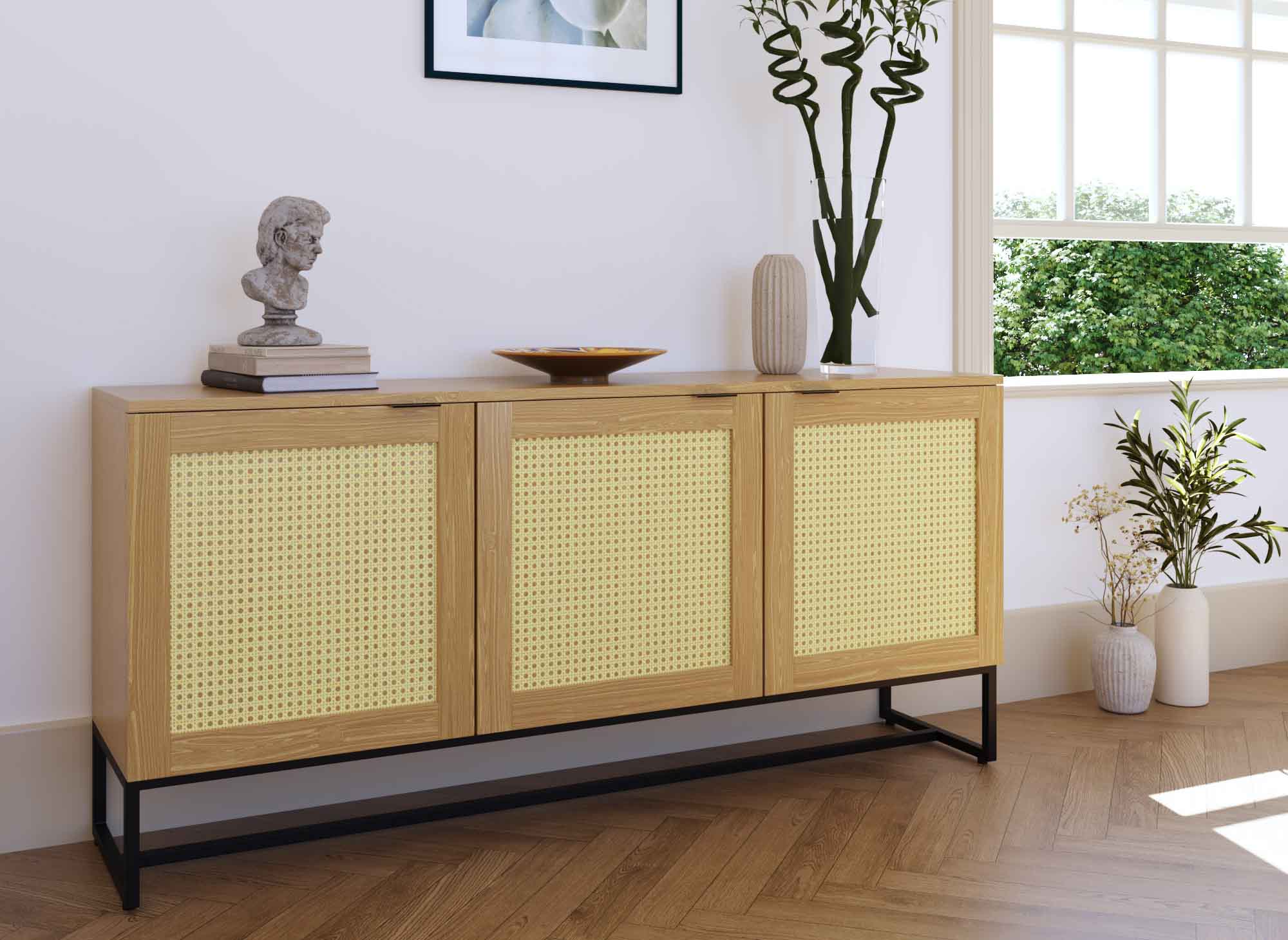 Aparador escandinavo TULLIO de 3 puertas en madera, metal y rejilla.