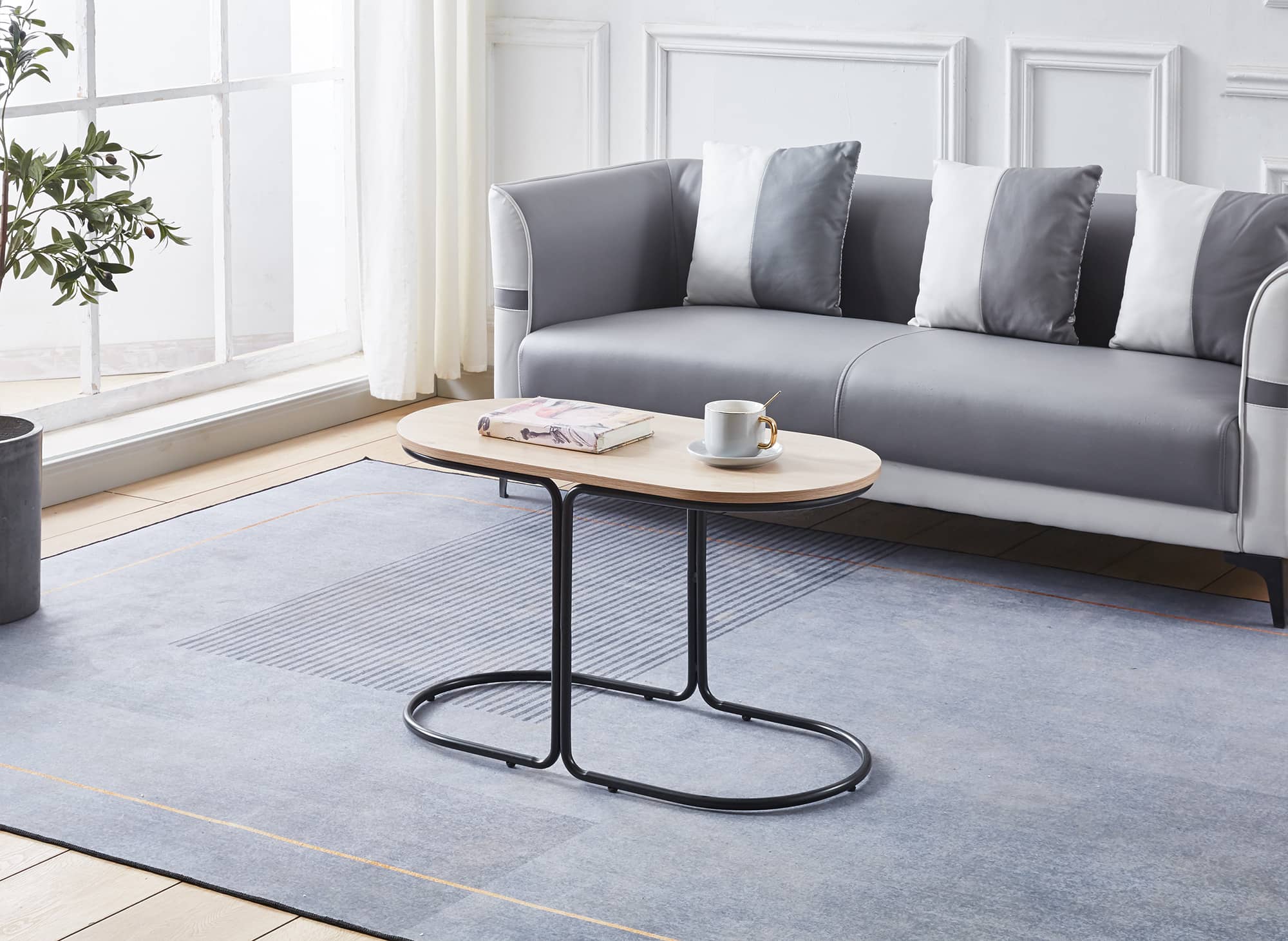 Conjunto de mesa de centro JUDITH en color madera con 2 pufs de tela beige