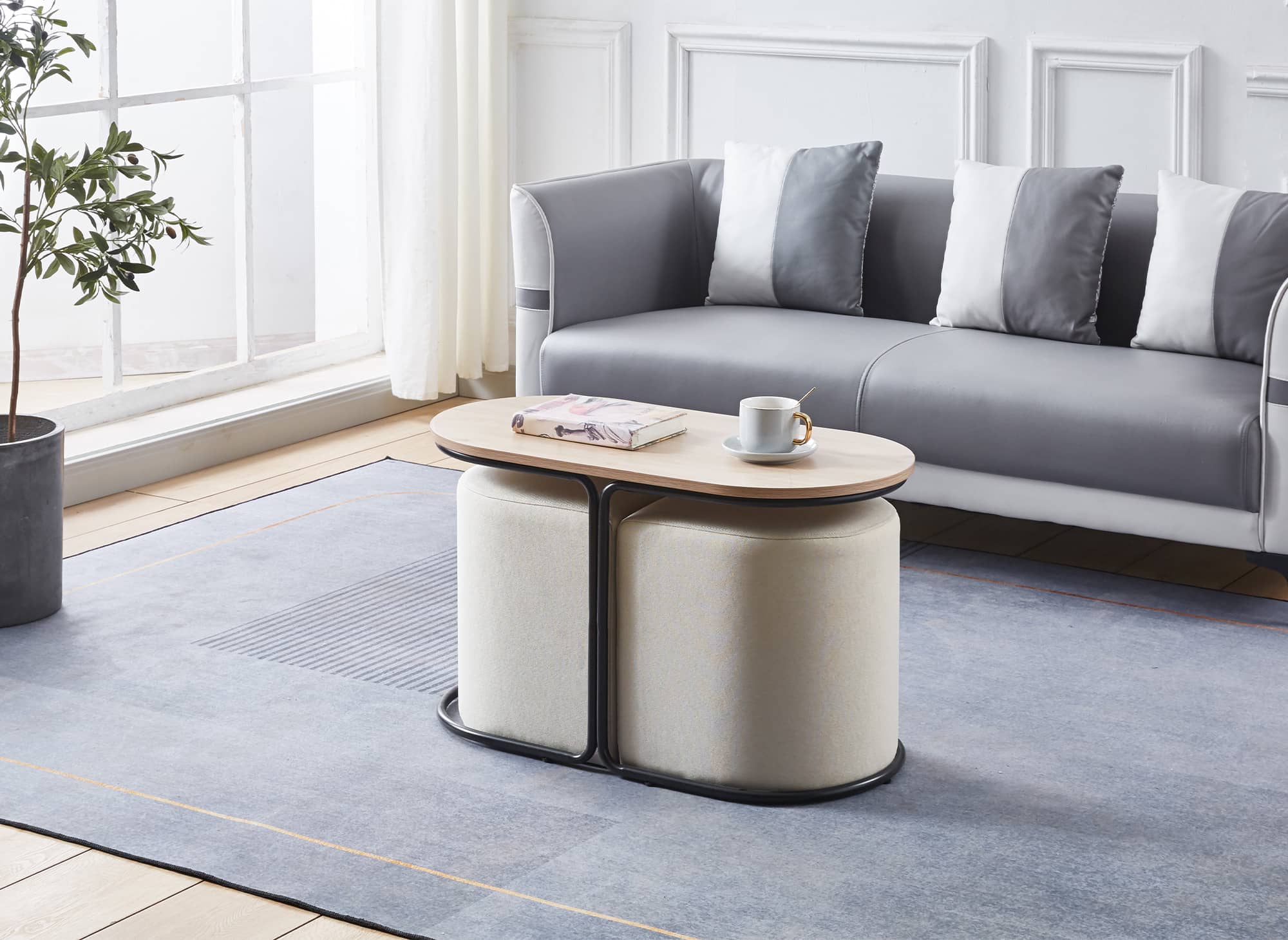 Conjunto de mesa de centro JUDITH en color madera con 2 pufs de tela beige