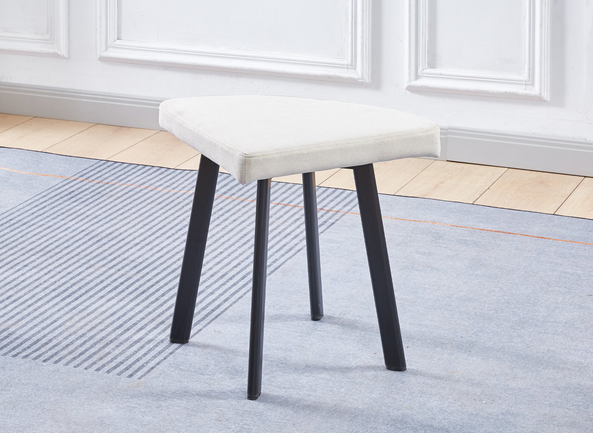 Conjunto de mesa de comedor IRINA de madera color beige con 4 taburetes