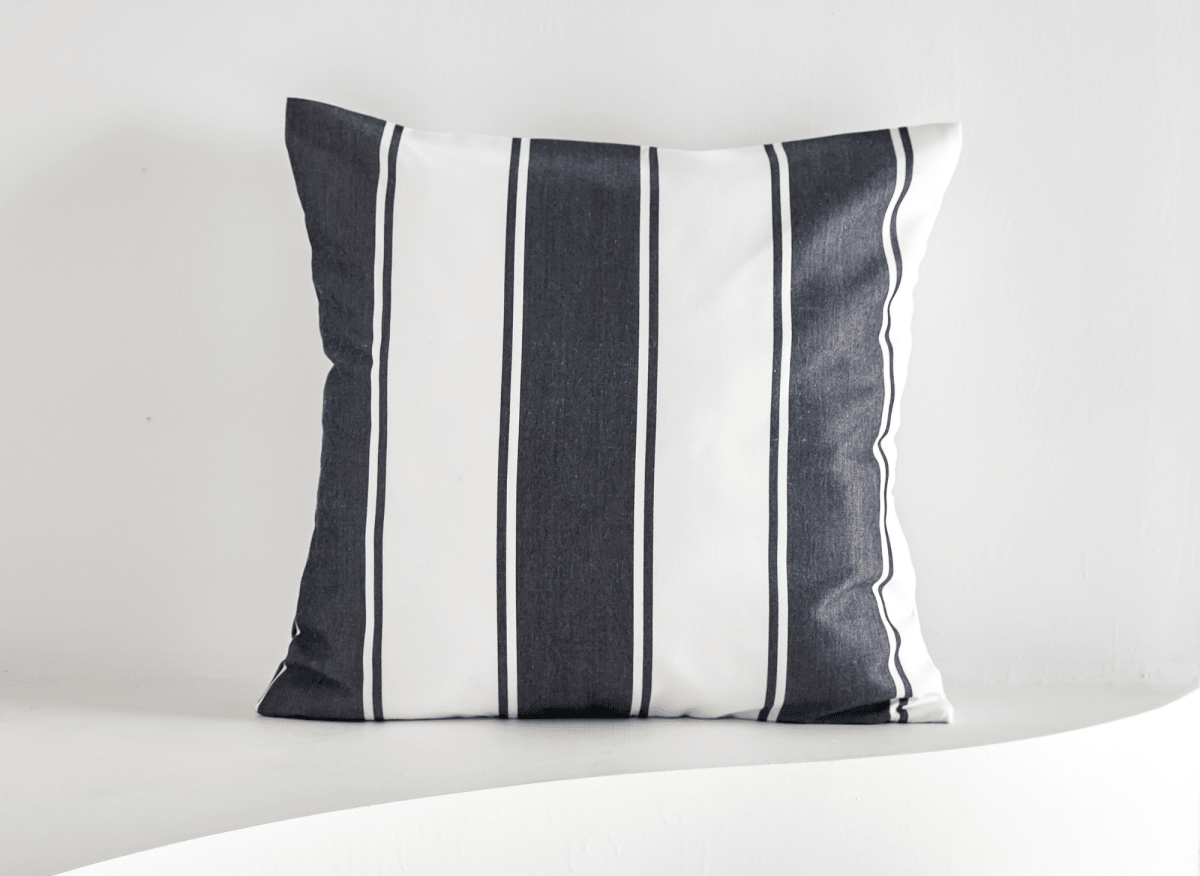Coussin à larges rayures blanches et noires 50x50 cm PRAIA - DécoInParis