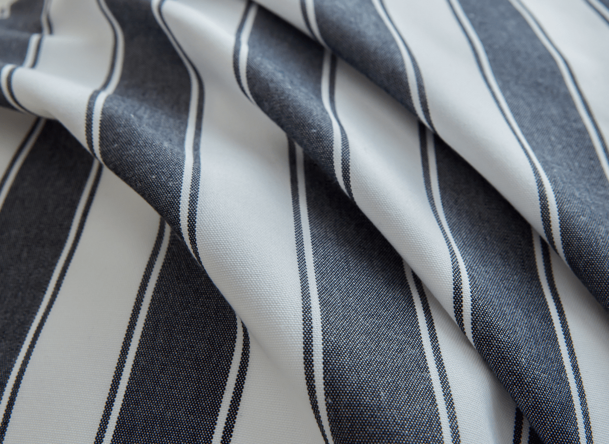 Coussin à rayures blanches et noires 50x50 cm JORA - DécoInParis