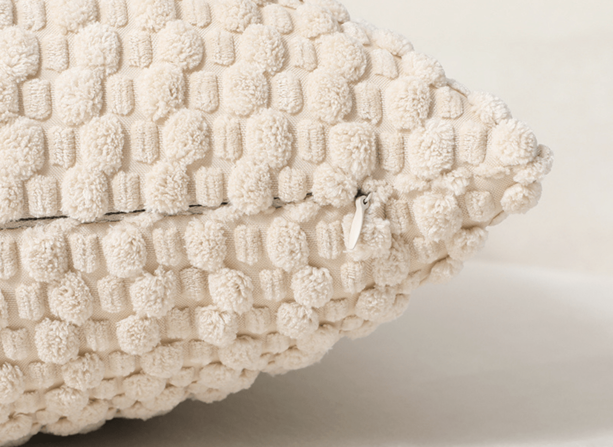 Coussin beige en tissu texturé doux 45x45 cm DUNE - DécoInParis