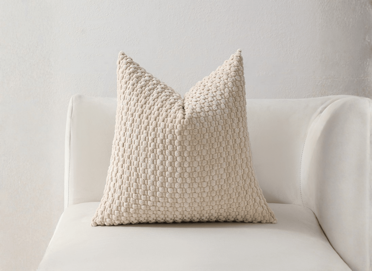 Coussin beige en tissu texturé doux 45x45 cm DUNE - DécoInParis