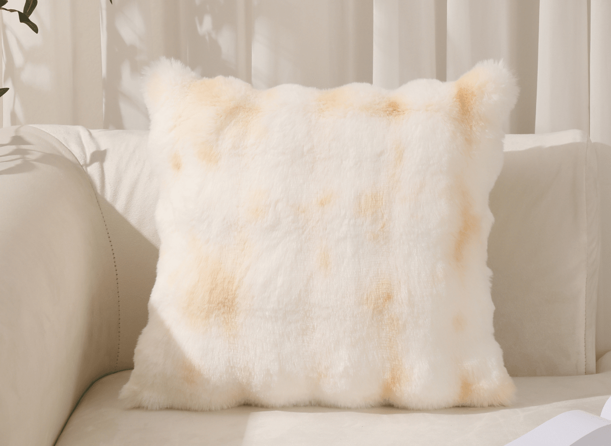 Coussin blanc et beige effet fourrure 45x45 cm KAELA - DécoInParis