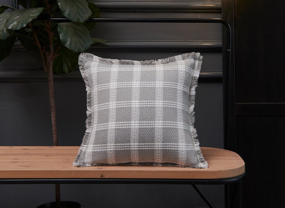 Coussin blanc et gris à carreaux 45x45 cm WARMY - DécoInParis