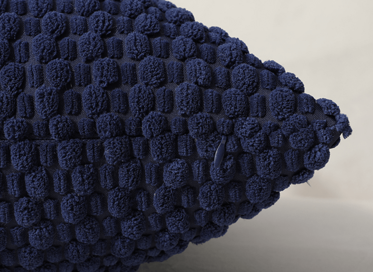 Coussin bleu marine en tissu texturé doux 45x45 cm DUNE - DécoInParis