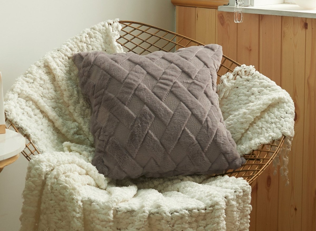 Coussin carré 45x45 cm en tissu à poils effet graphique gris foncé MADALA - DécoInParis