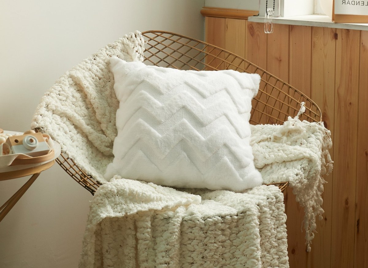 Coussin carré 45x45 cm en tissu doux motif chevron blanc HARRY - DécoInParis