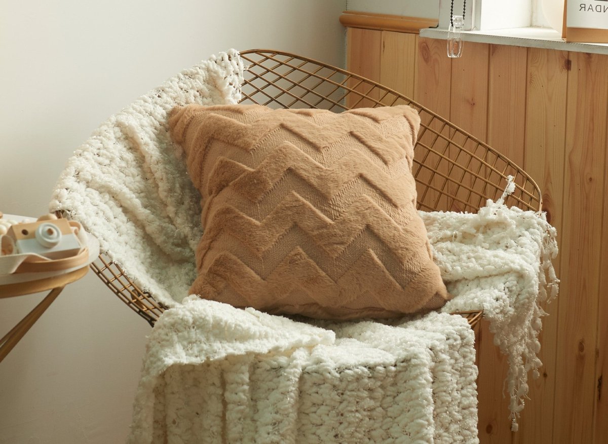 Coussin carré 45x45 cm en tissu doux motif chevron marron HARRY - DécoInParis