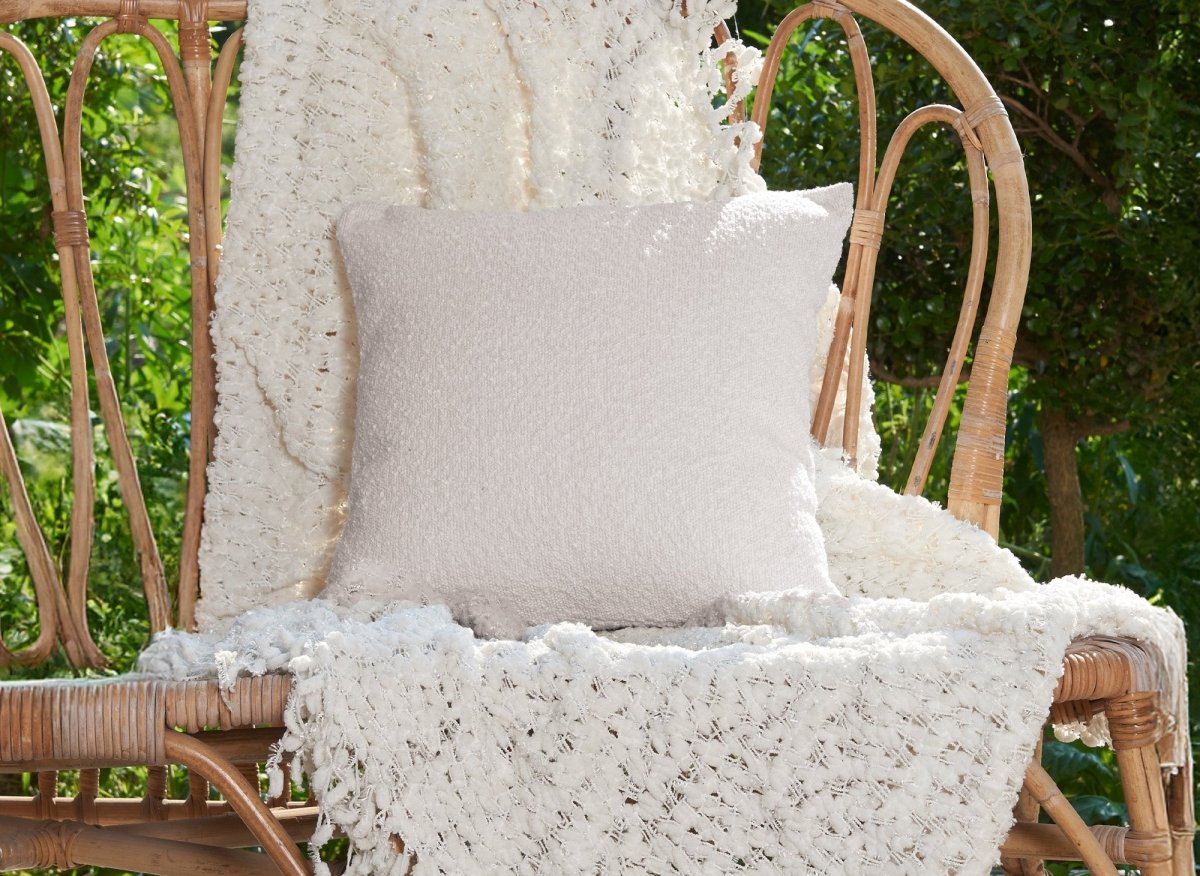 Coussin carré 45x45 cm en tissu effet peau de mouton beige EDEN - DécoInParis