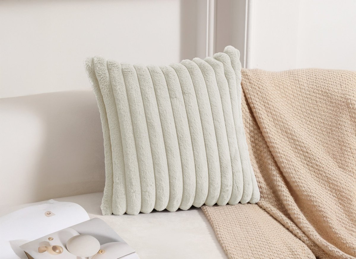 Coussin carré en velours côtelé effet fourrure beige 45x45 cm URBAIN - DécoInParis