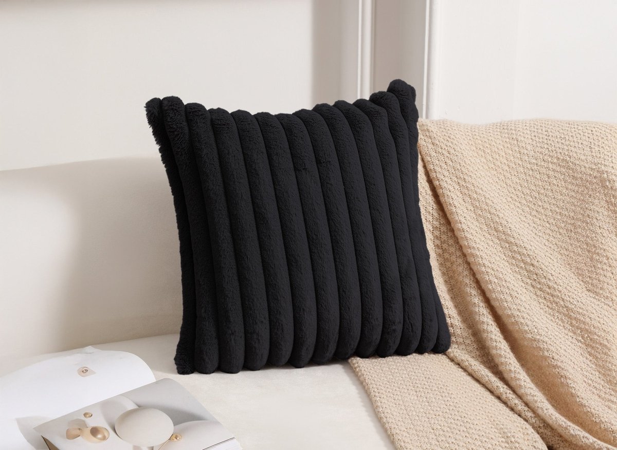 Coussin carré en velours côtelé effet fourrure noir 45x45 cm URBAIN - DécoInParis