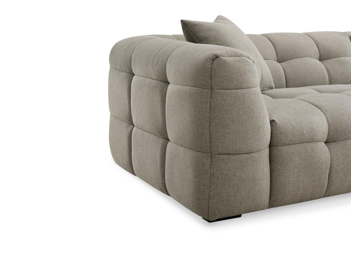 Fauteuil en tissu taupe BELLA - DécoInParis