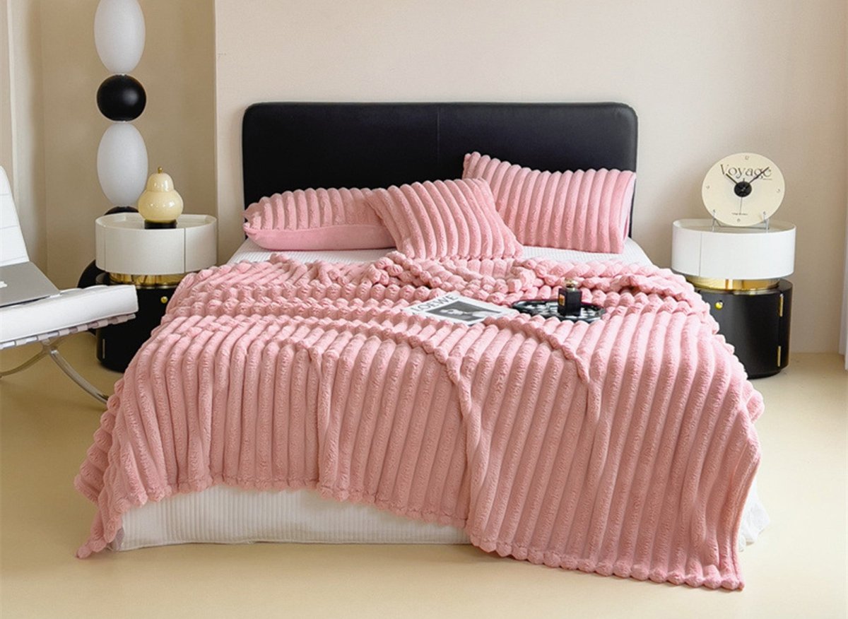 Plaid en velours côtelé épais rose 150x 200 cm CARINO - DécoInParis