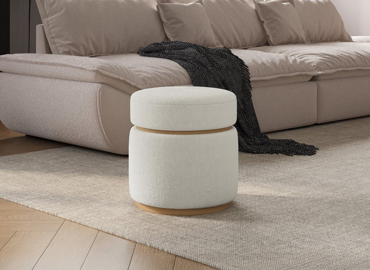 Pouf design en tissu effet peau de mouton blanc écru et bois clair DIVA - DécoInParis