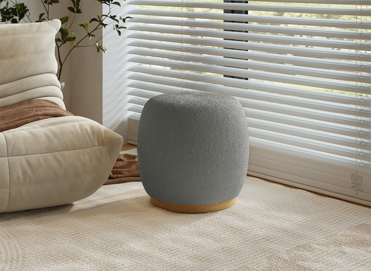 Pouf en tissu effet peau de mouton gris et bois VALEA - DécoInParis