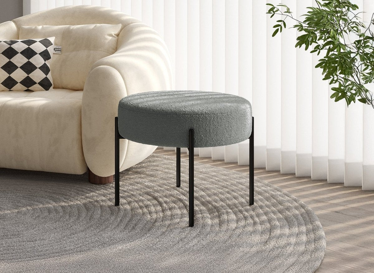 Pouf en tissu effet peau de mouton gris et pieds en métal noir LEYAN - DécoInParis