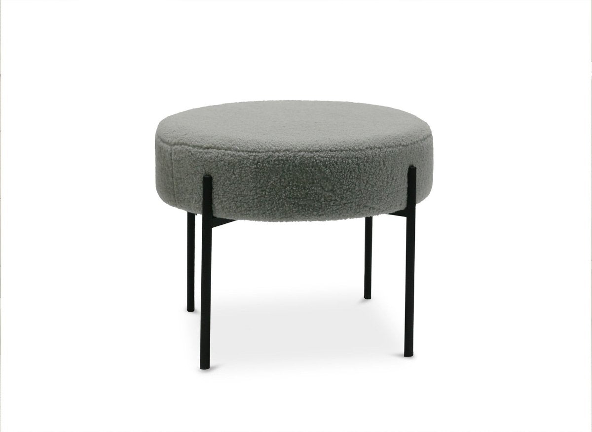 Pouf en tissu effet peau de mouton gris et pieds en métal noir LEYAN - DécoInParis