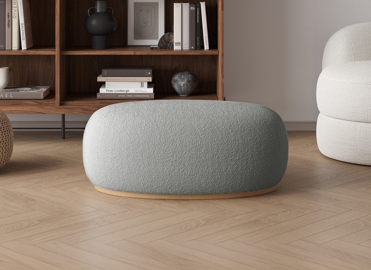 Pouf ovale en tissu effet peau de mouton gris et bois CALY - DécoInParis