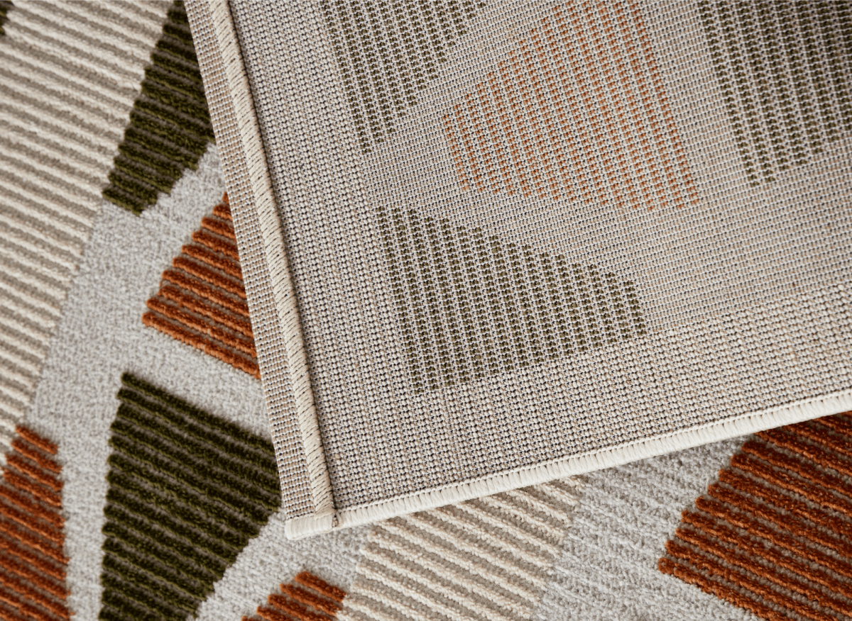 Tapis beige à motifs géométriques verts et terracotta 160 x 230 cm IONA - DécoInParis