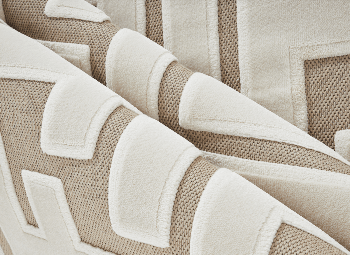 Tapis beige foncé à lettres beiges 200 x 290 cm KEZIA - DécoInParis