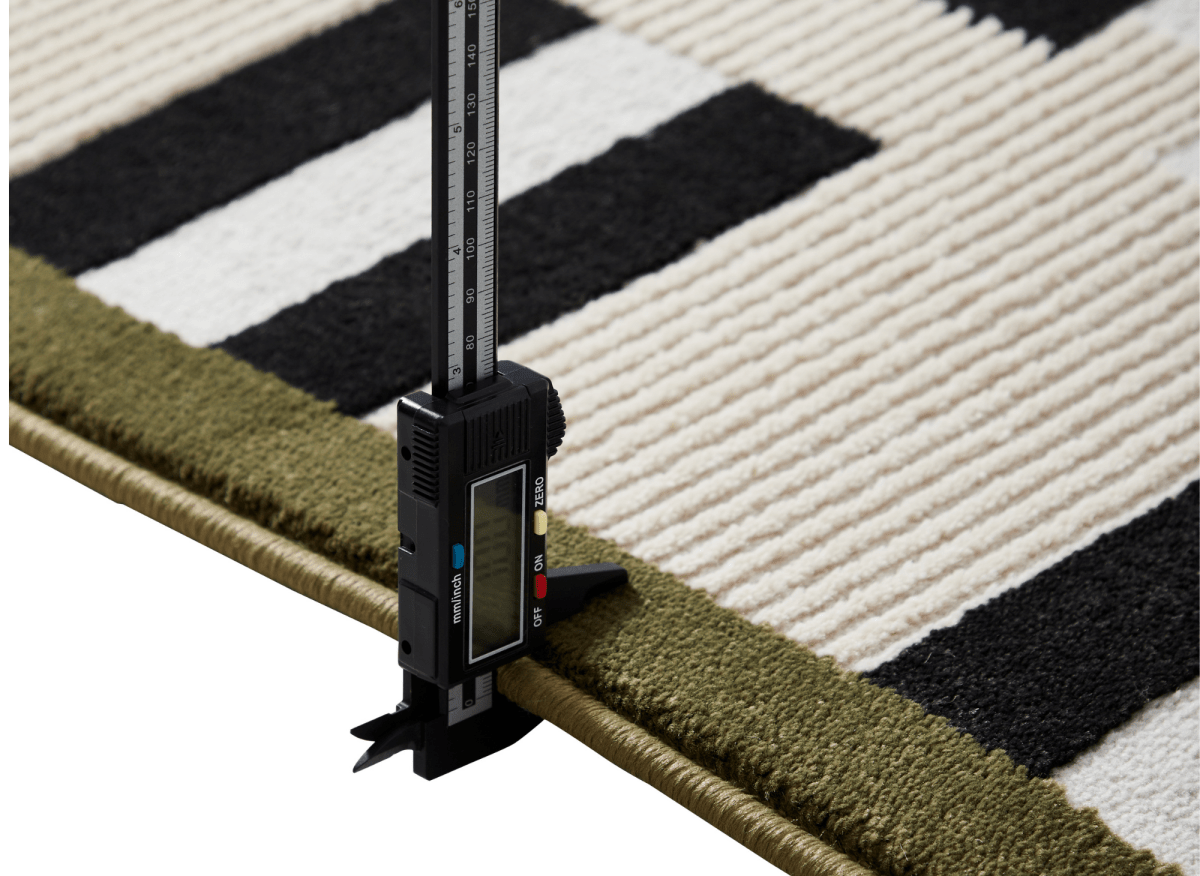 Tapis blanc à motifs noirs, verts et orange 160 x 230 cm ELINN - DécoInParis