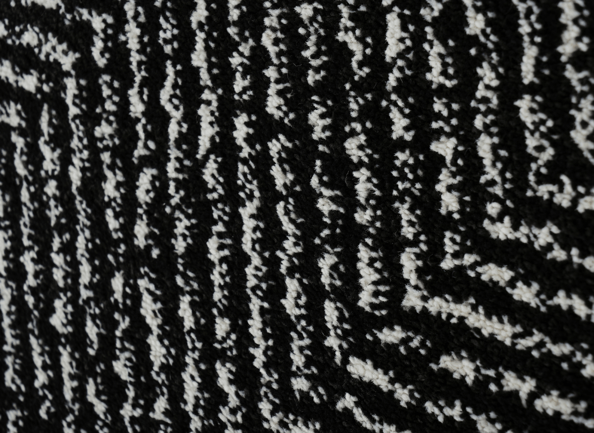 Tapis noir à motifs chevrons blancs 160 x 230 cm AIDA - DécoInParis