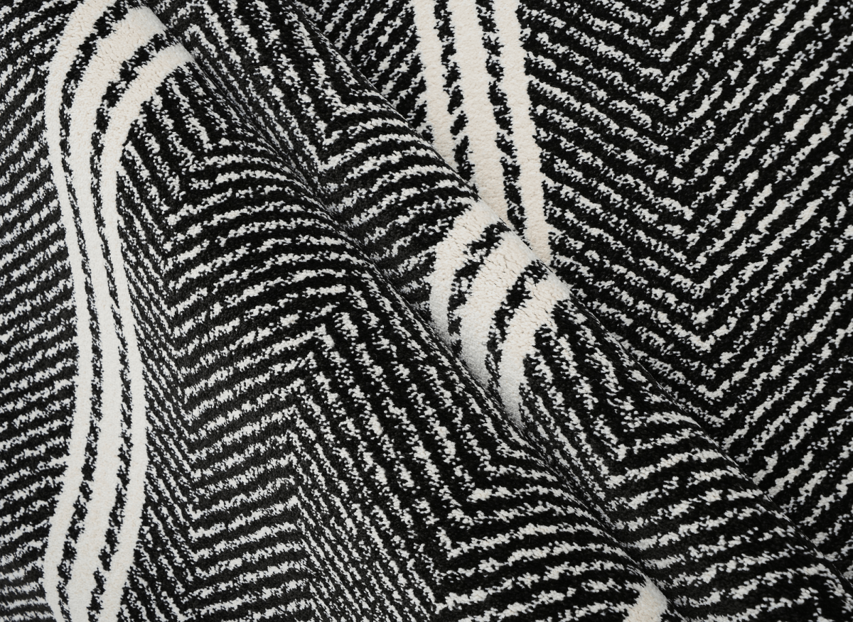 Tapis noir à motifs chevrons blancs 200 x 290 cm AIDA - DécoInParis