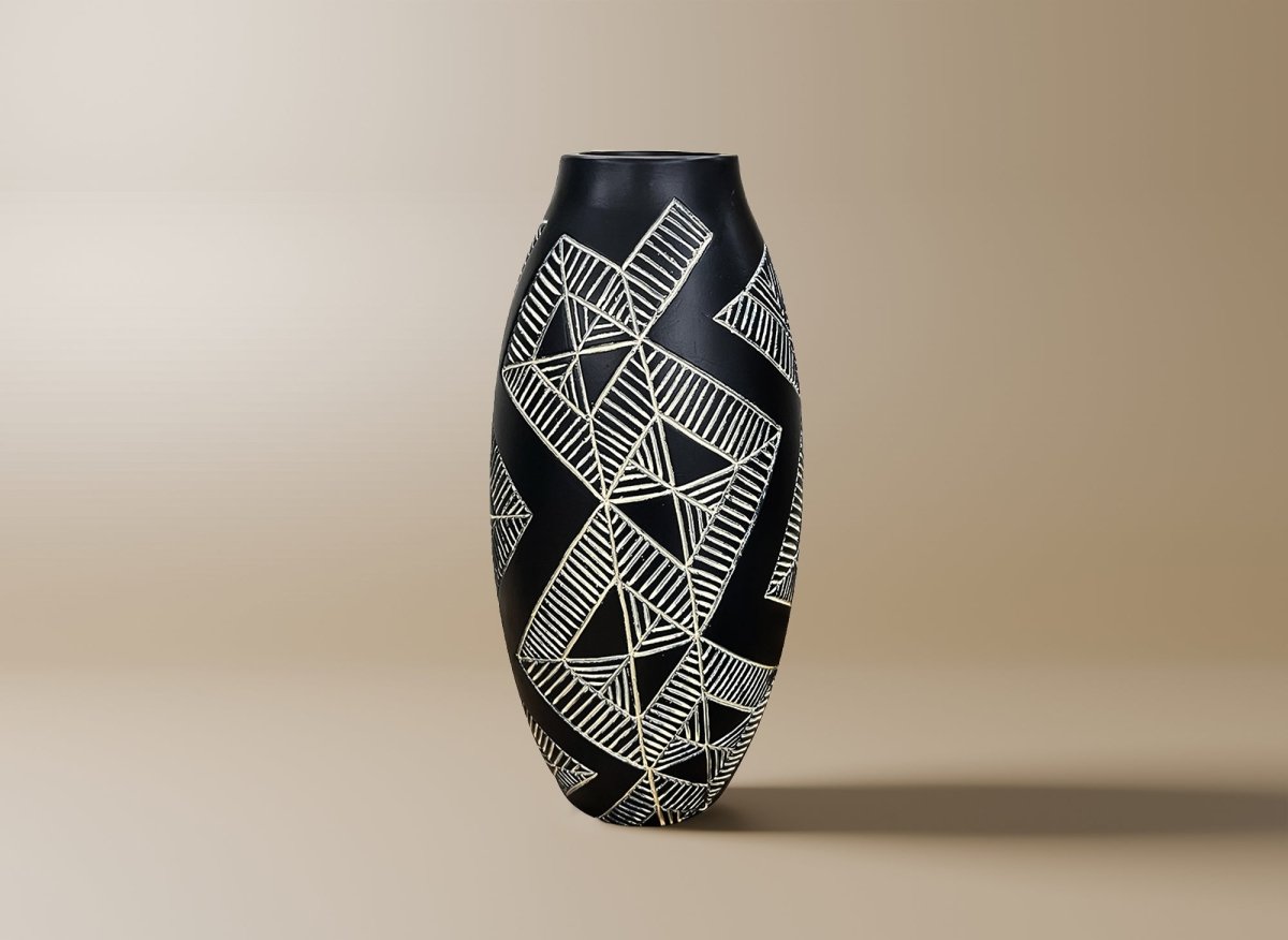 Vase ethnique en polyrésine noir et blanc H31 cm MAORI - DécoInParis